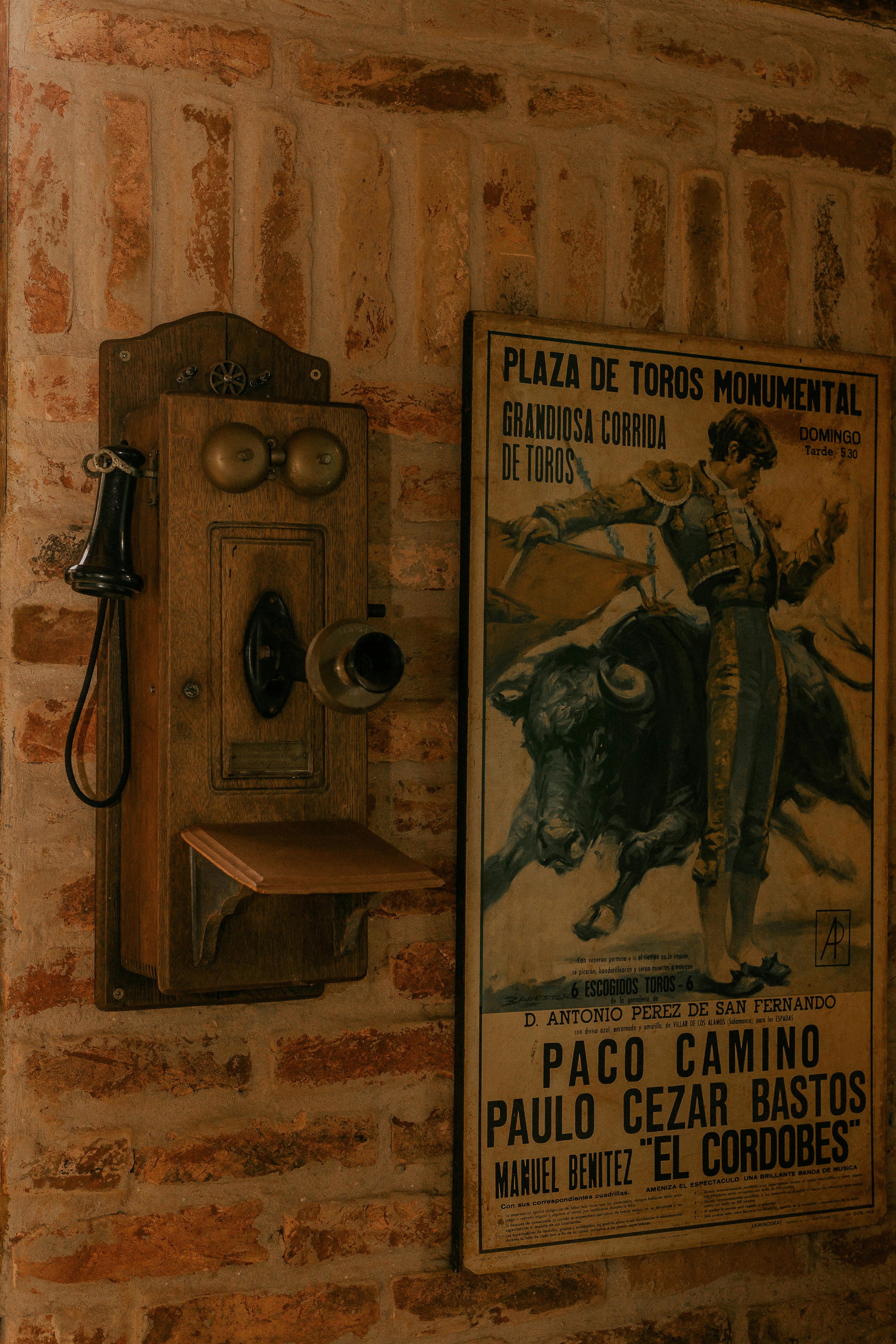 Gratis Dekorasi Dinding Vintage Dengan Poster Adu Banteng Dan Telepon Antik Foto Stok