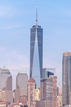 从世界贸易中心一号俯瞰的天际线，展现了纽约市的现代建筑风貌