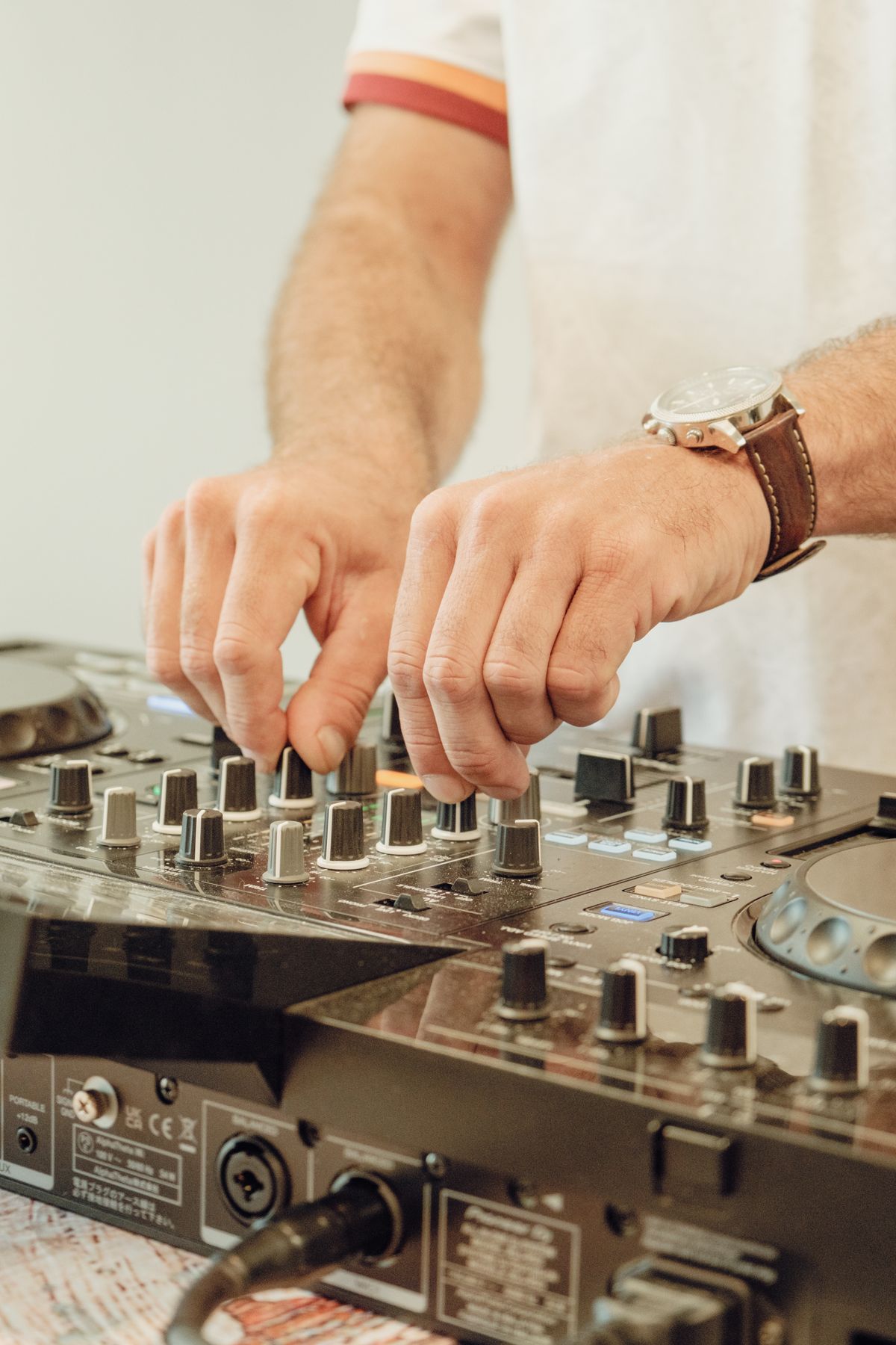 Ćwiczenie beatmatchingu na kontrolerze DJ &ndash; nauka słyszenia rytmu i poprawnego zgrywania utwor&oacute;w