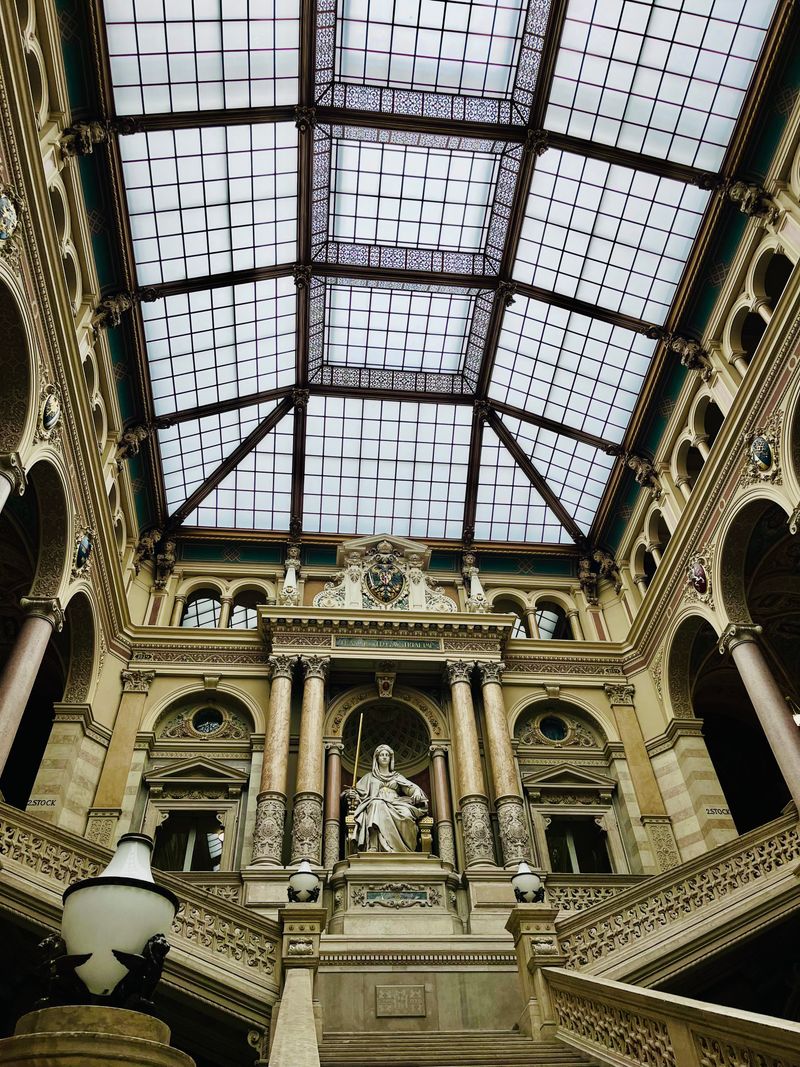 Interior grandios al unei clădiri imperiale din Viena cu arhitectură elegantă