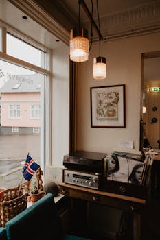 冰岛雷克雅未克的咖啡店内，复古装饰与冰岛国旗营造出温馨迷人的氛围