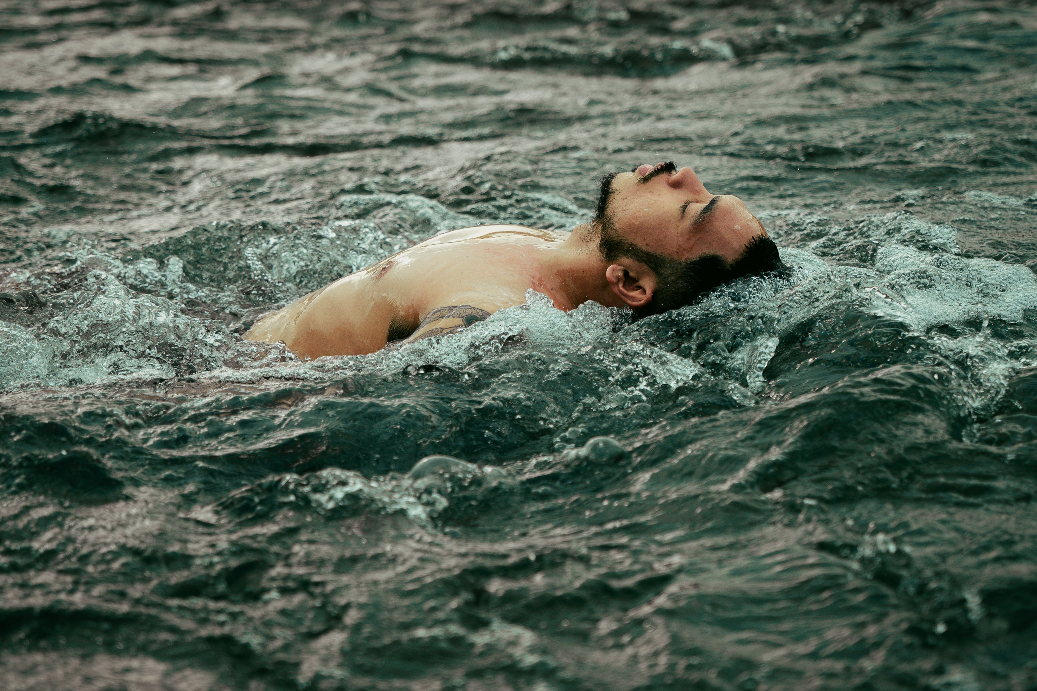 海水でリラックスする男性