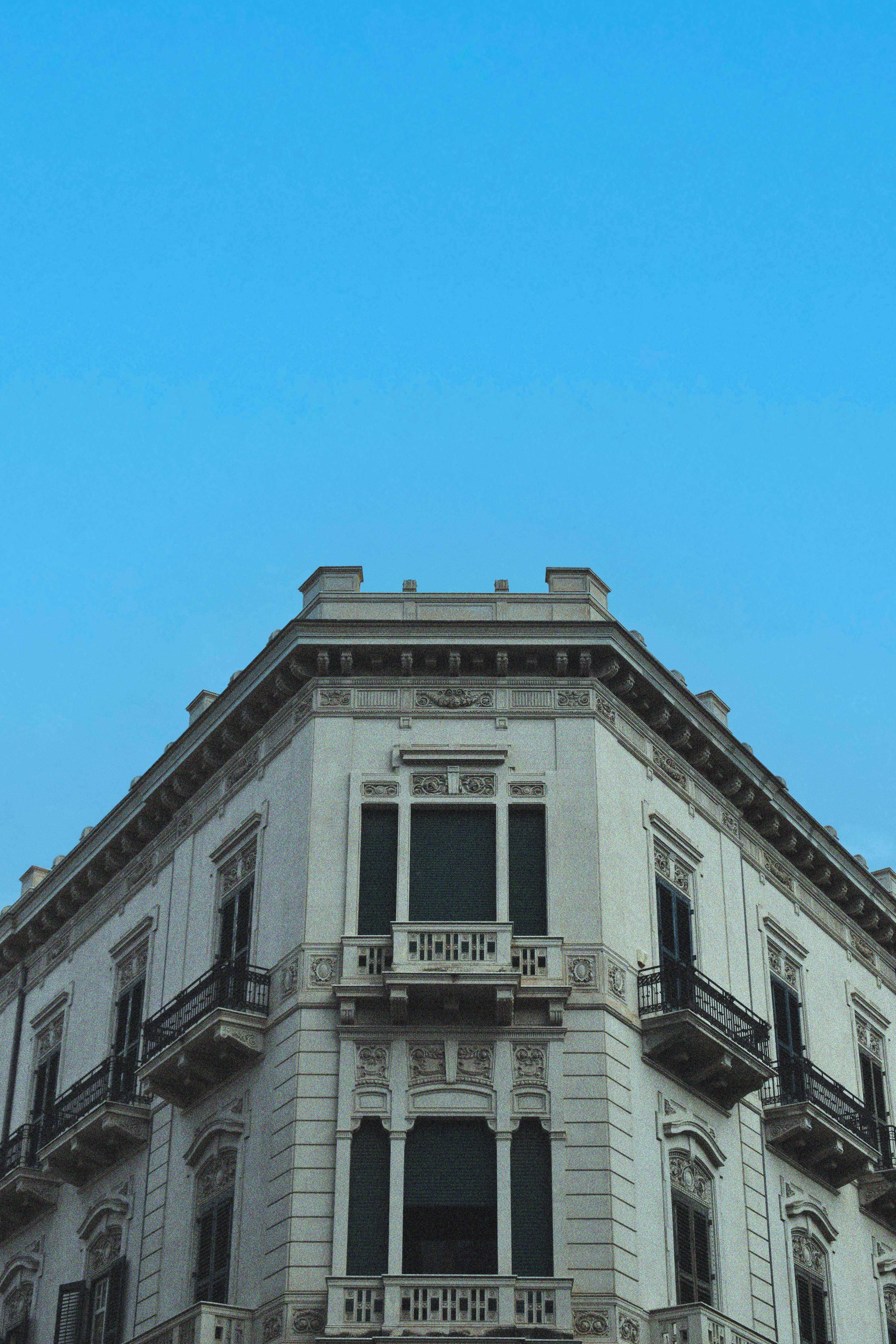 Bezpłatne Elegancka Europejska Architektura Na Tle Błękitnego Nieba Zdjęcie z galerii