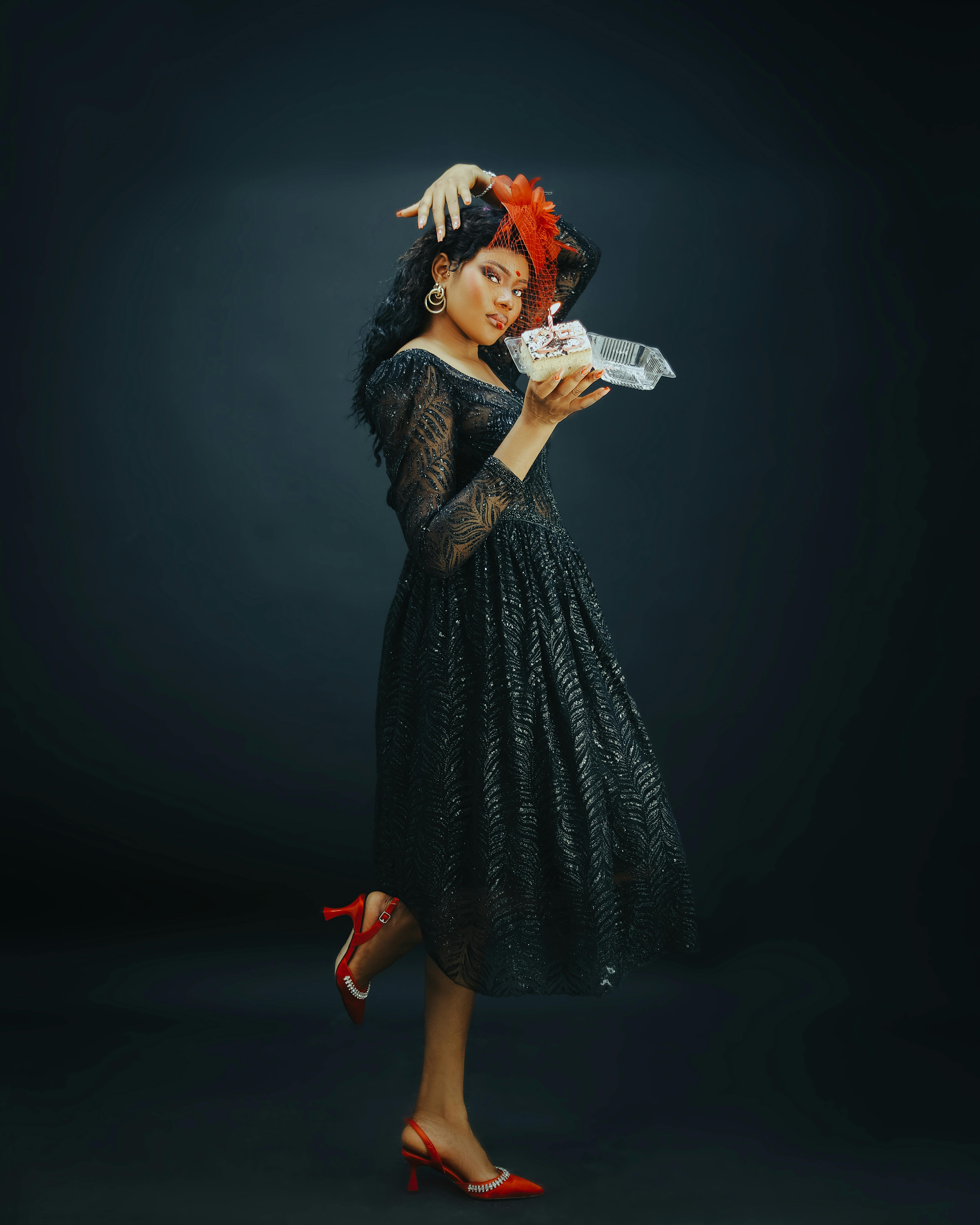 Gratuit Femme élégante En Robe Noire Dégustant Du Pop Corn Photos