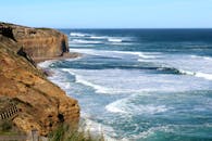 澳大利亚吉朗附近的岩石海岸与海浪景色令人惊叹