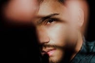 这是一张风格独特的男性面部特写，光影对比效果令人惊叹