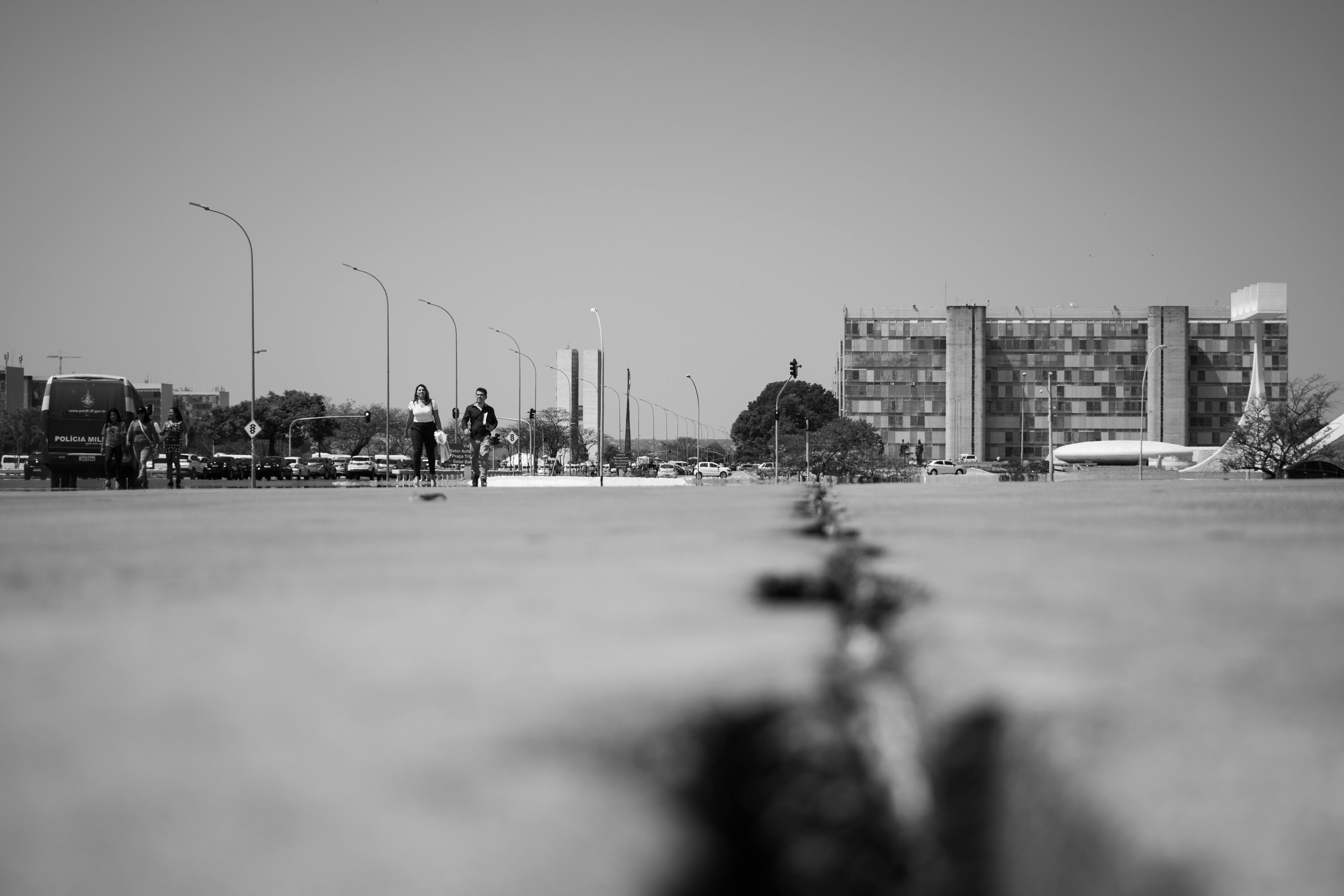 在黑白城市场景中，行人沿着街道行走