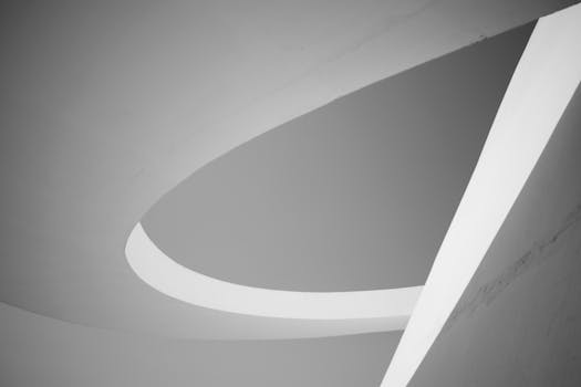 现代建筑天花板设计中单色几何形状的抽象视图