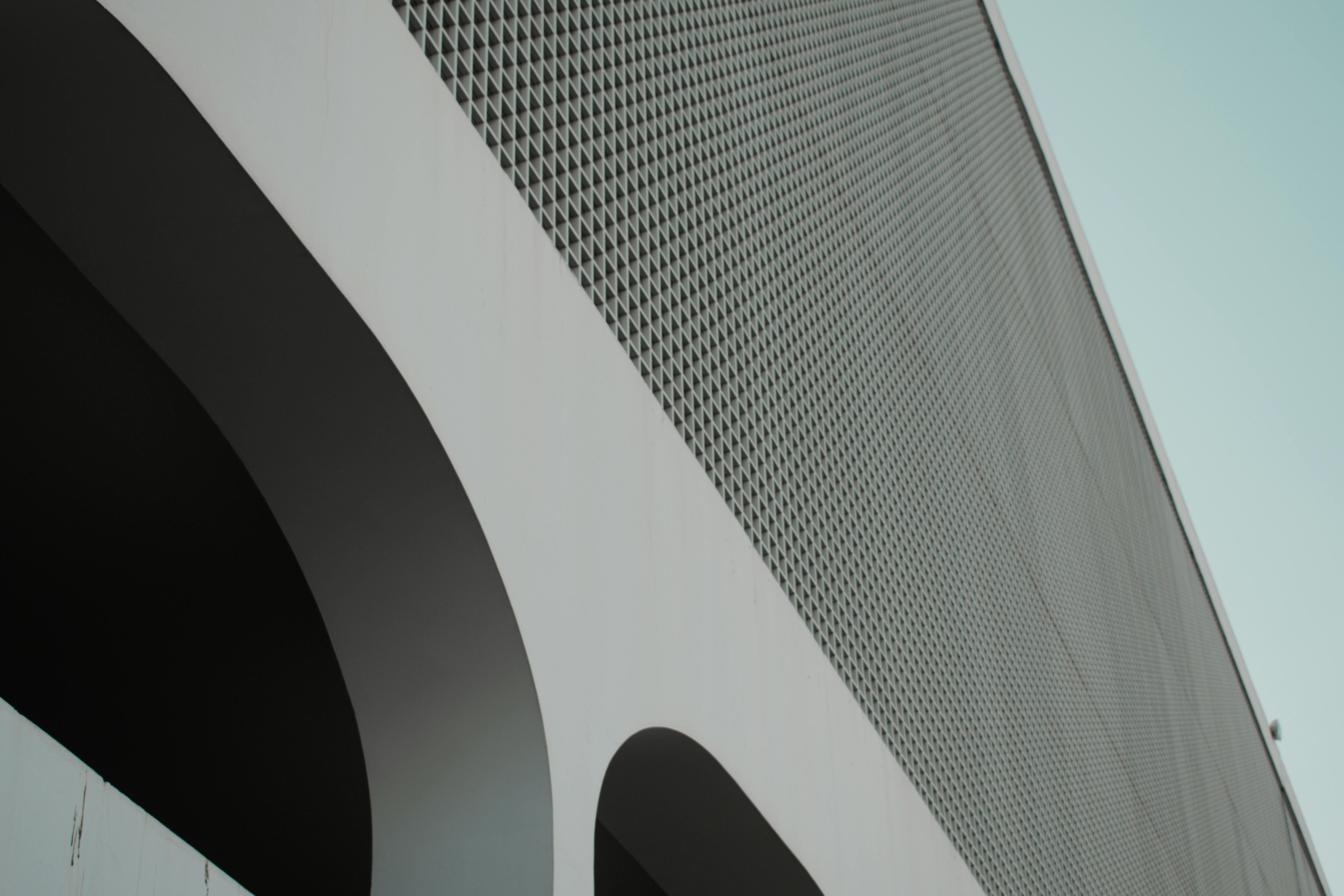 现代建筑立面的抽象视图，呈现出复杂的几何图案和曲线