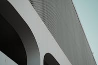 现代建筑立面的抽象视图，呈现出复杂的几何图案和曲线