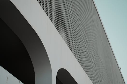 现代建筑立面的抽象视图，呈现出复杂的几何图案和曲线