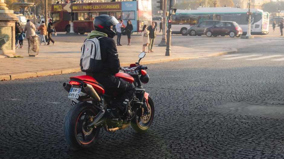 Motociclist lovit de autobuz și aruncat într-un autoturism la semafor