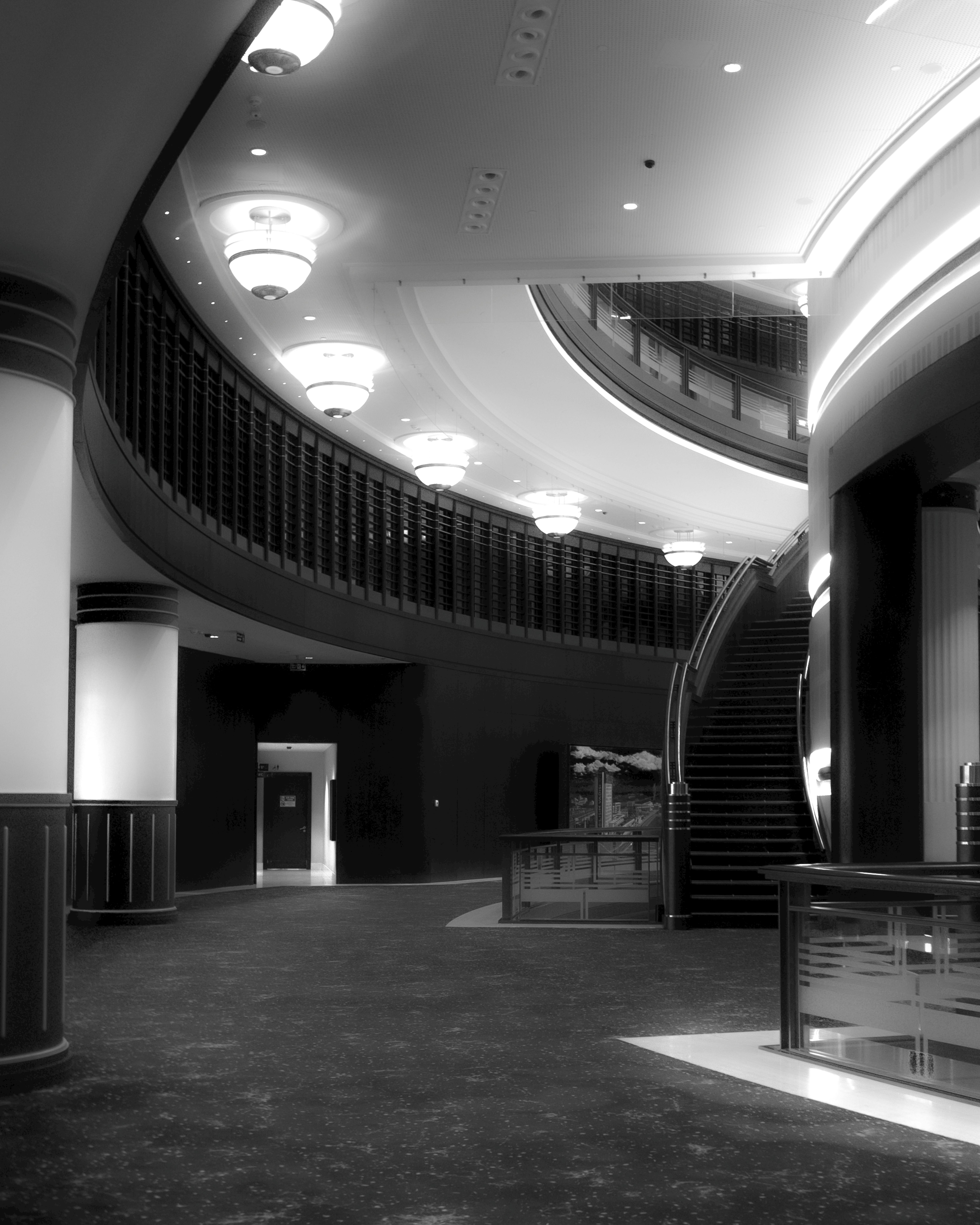 bezplatná Elegantní Zakřivené Schodiště V Moderní Budově Základová fotografie