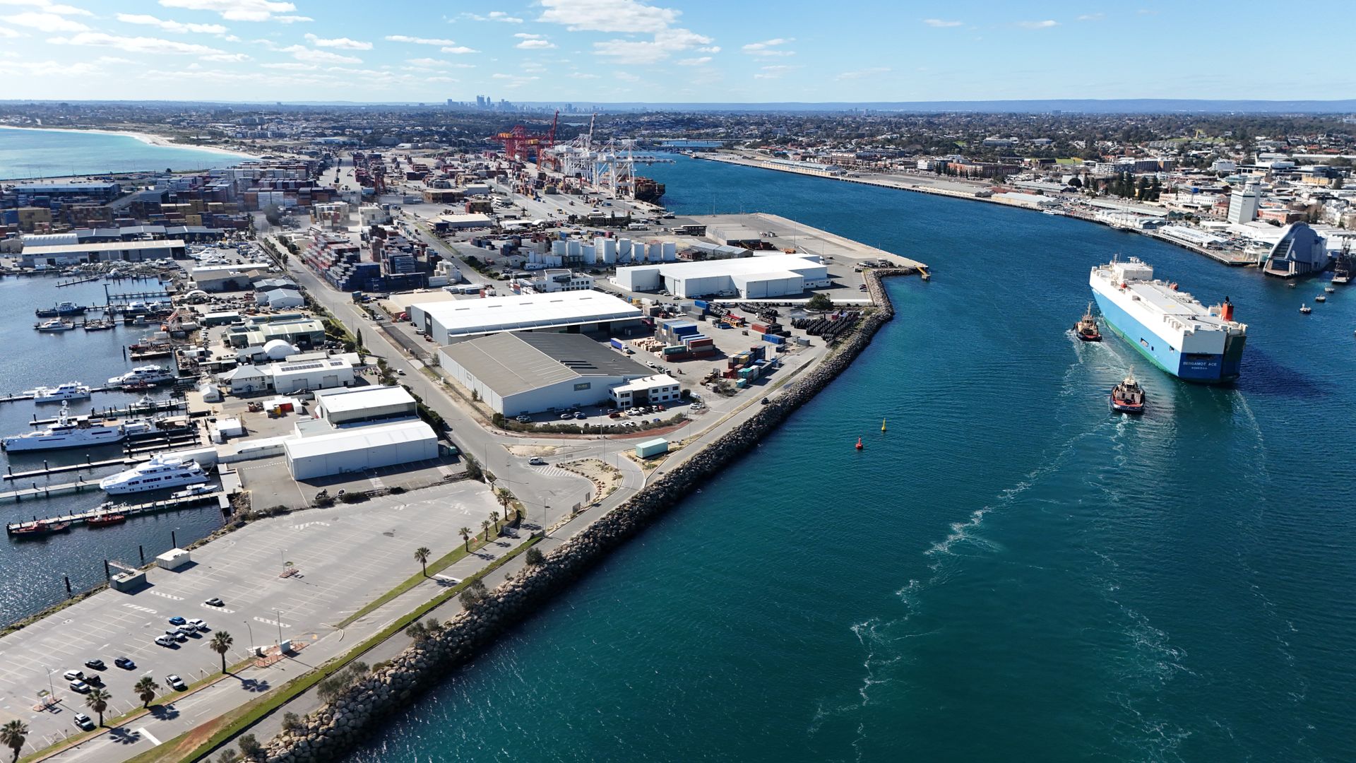 Vue large d'un port industriel à Whyalla, en Australie-Méridionale