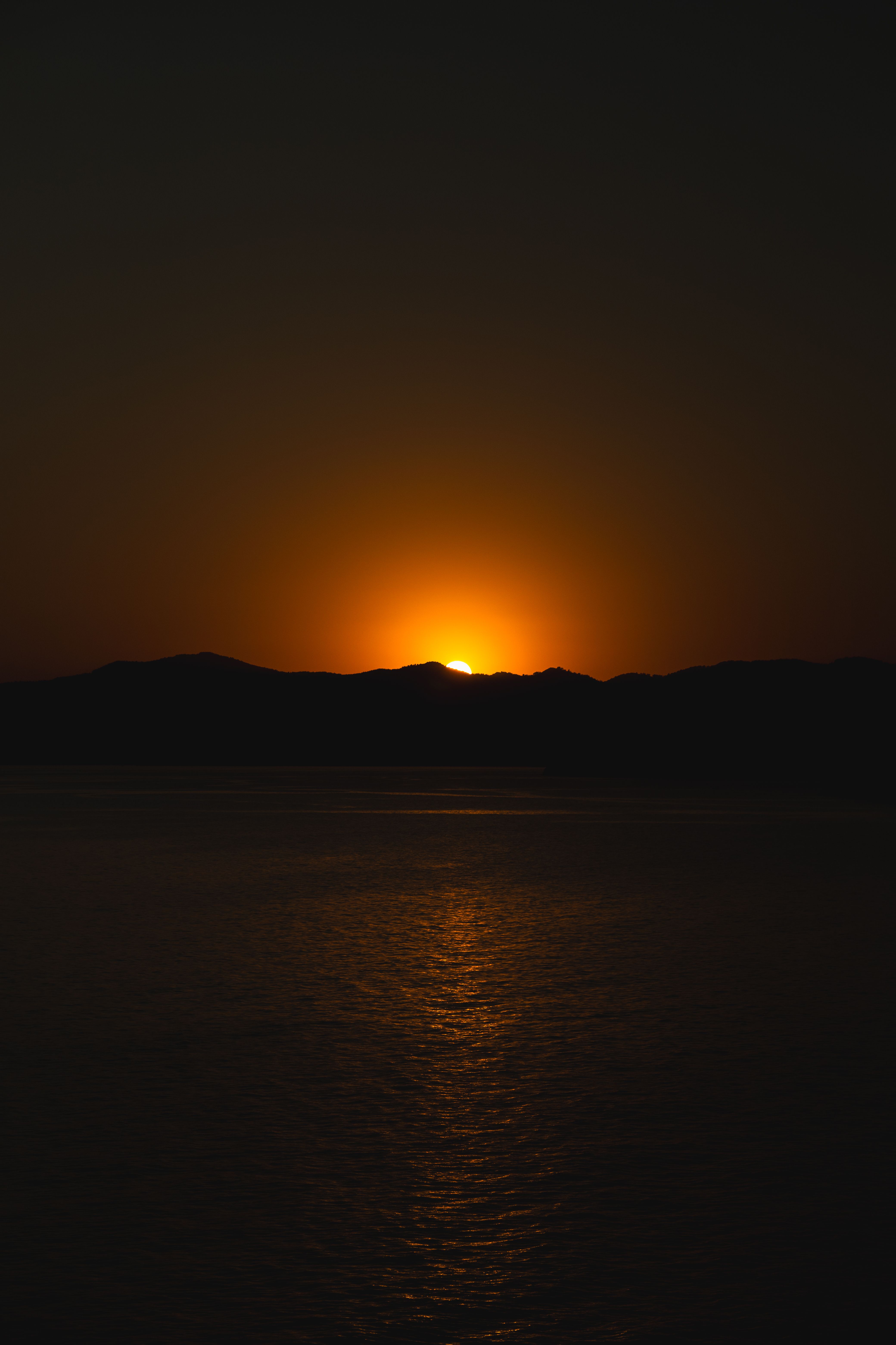 De franc Posta De Sol Serena Sobre Aigües Tranquil·Les Foto d'estoc
