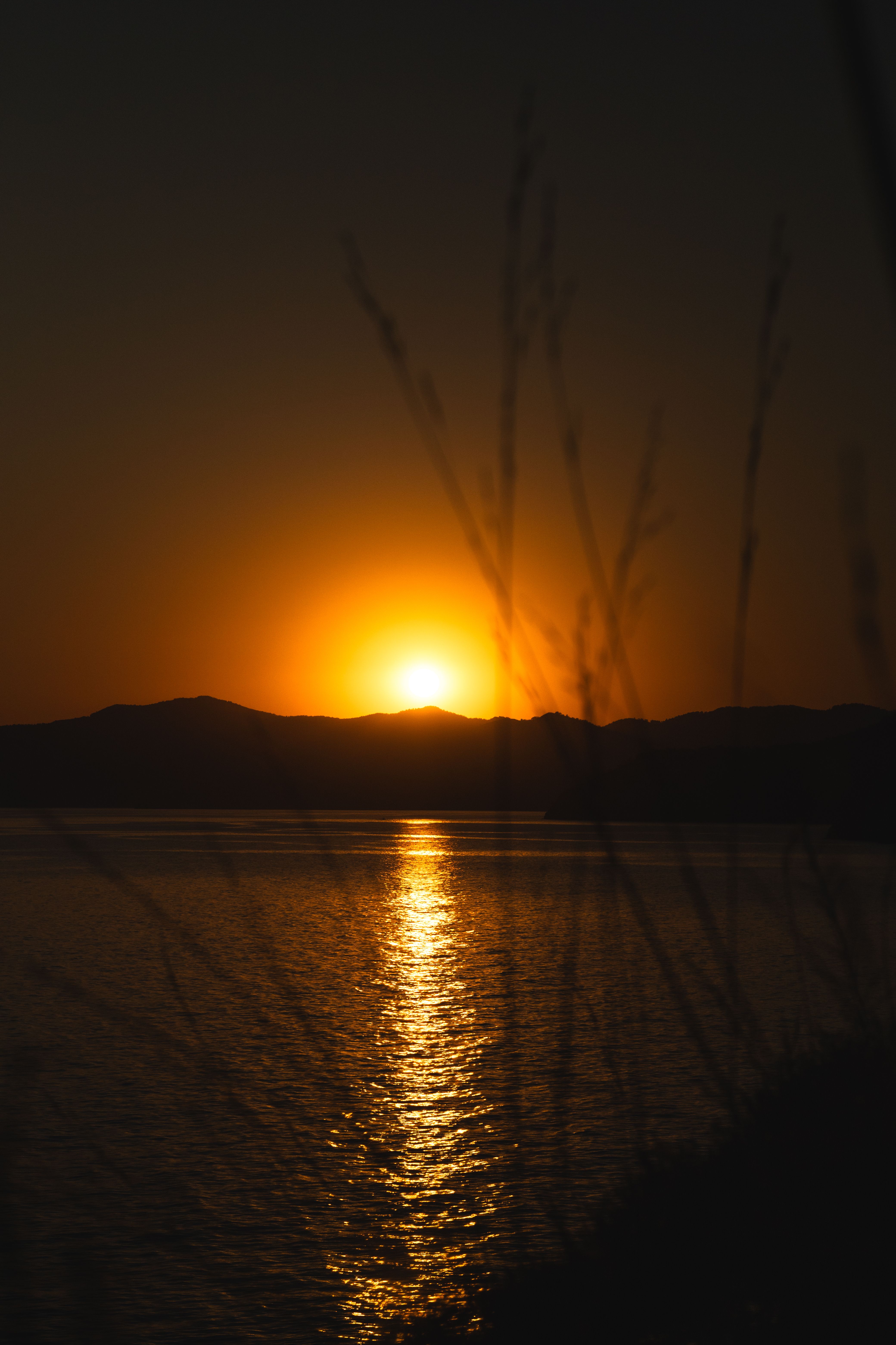 De franc Posta De Sol Daurada Sobre Aigües Serenes Foto d'estoc
