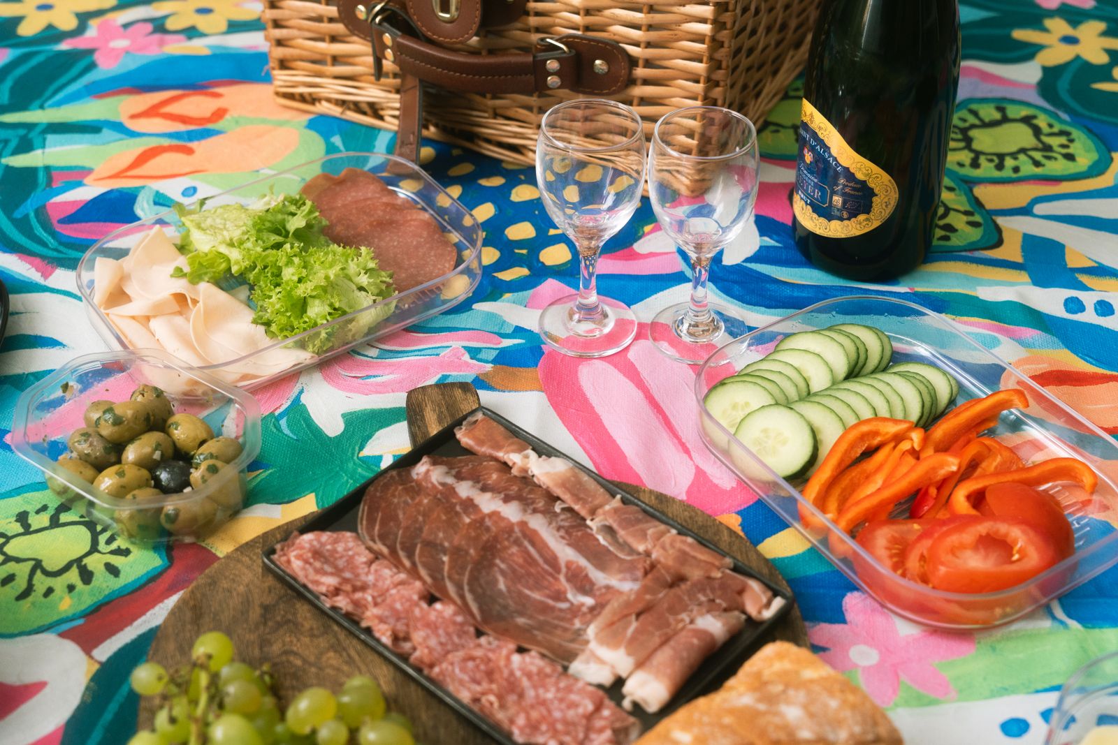 Gourmet piknik s olivami, vínem a delikatesami — olivový olej doplní jakoukoli gastronomickou sadu spolu se sýrem, vínem nebo bylinkami.