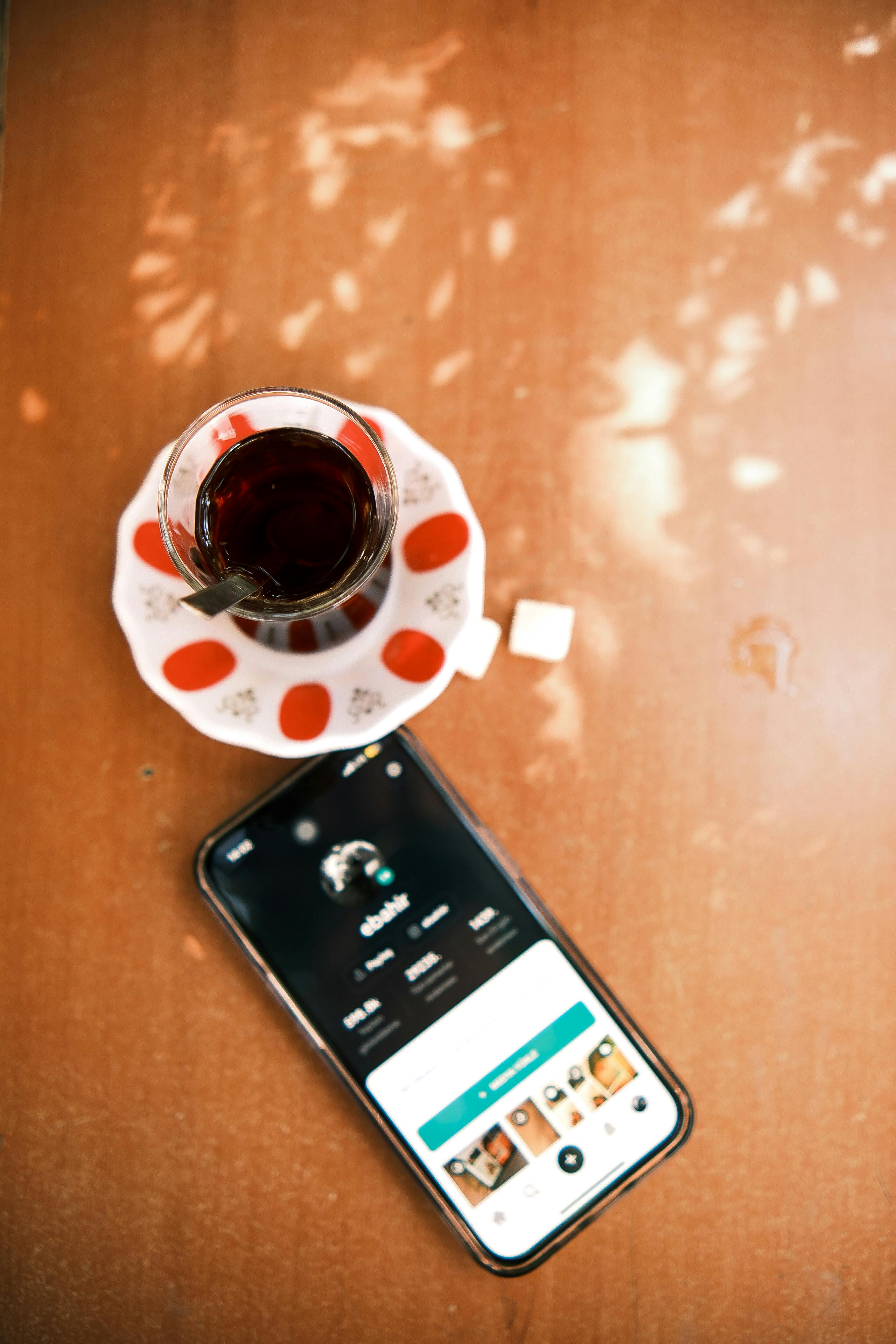 ingyenes Török Tea Okostelefonnal A Fából Készült Asztal Stockfotó