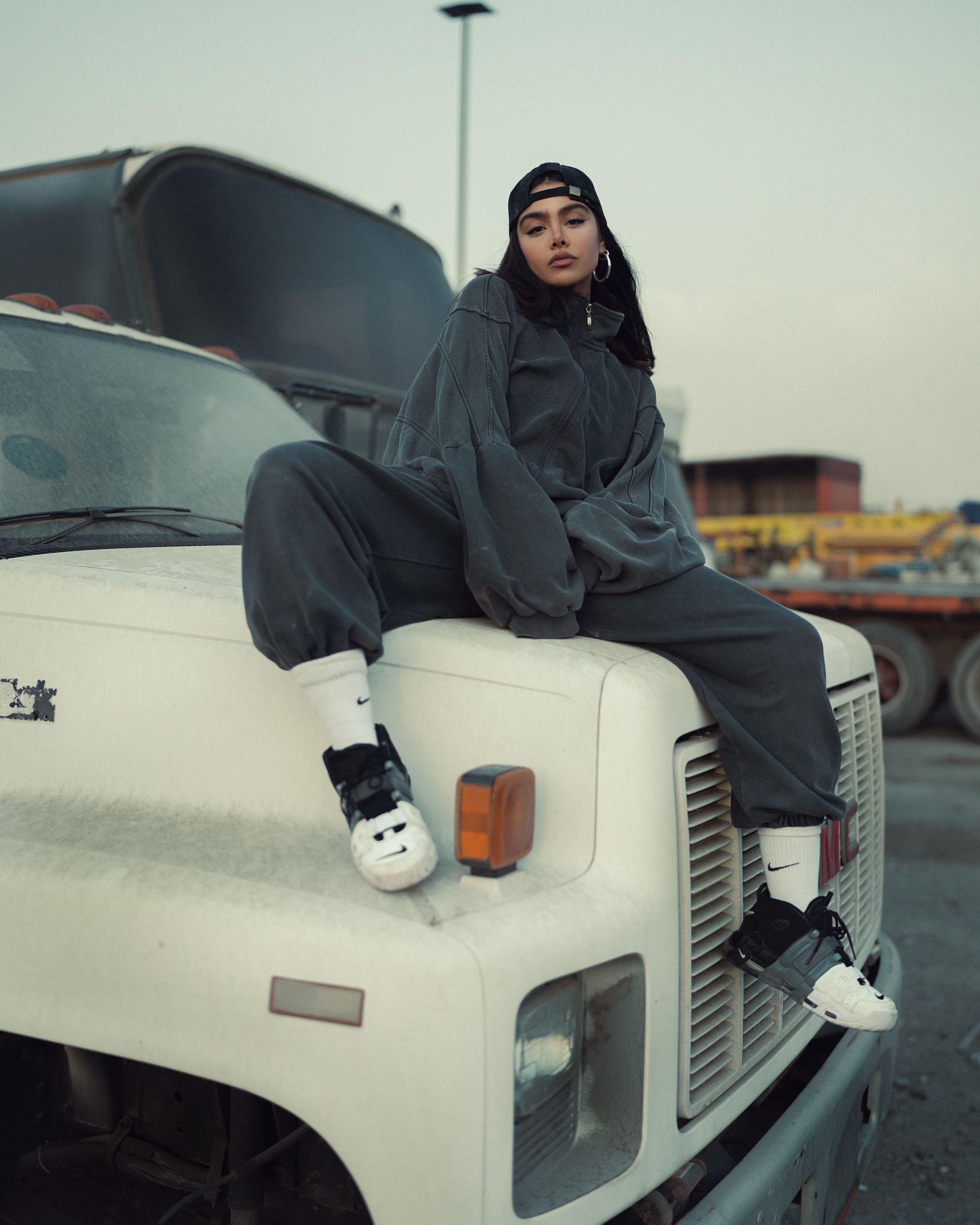Retrato De Moda Urbana Con Estilo Por La Noche · Foto de stock gratuita