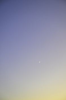 Faszinierender Mond & Farbverlauf – Minimalistisches Wallpaper