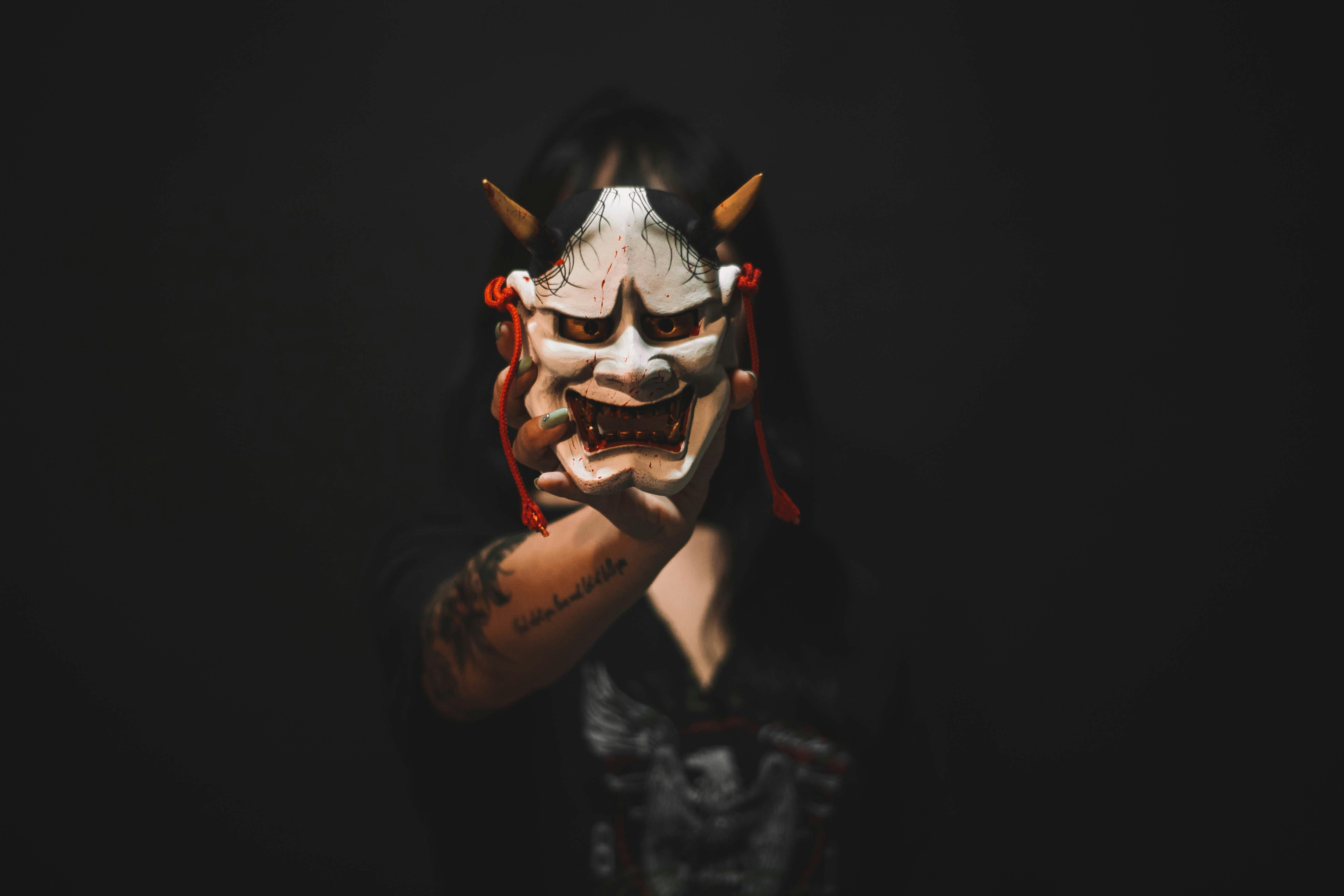 Kostenlos Tätowierte Person Hält Mysteriöse Hannya Maske Stock-Foto