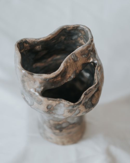 Free Abstract ceramic sculpture with a unique organic form in Eskişehir, Türkiye. Stock Photo