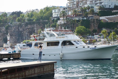 Frau Auf Einem Dock Nahe Einer Weißen Yacht Auf Dock Nahe Insel