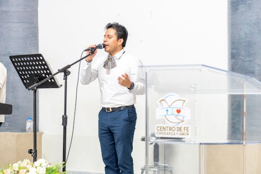 Male singer performing at a religious service in Centro de Fe, Ciudad de México.
