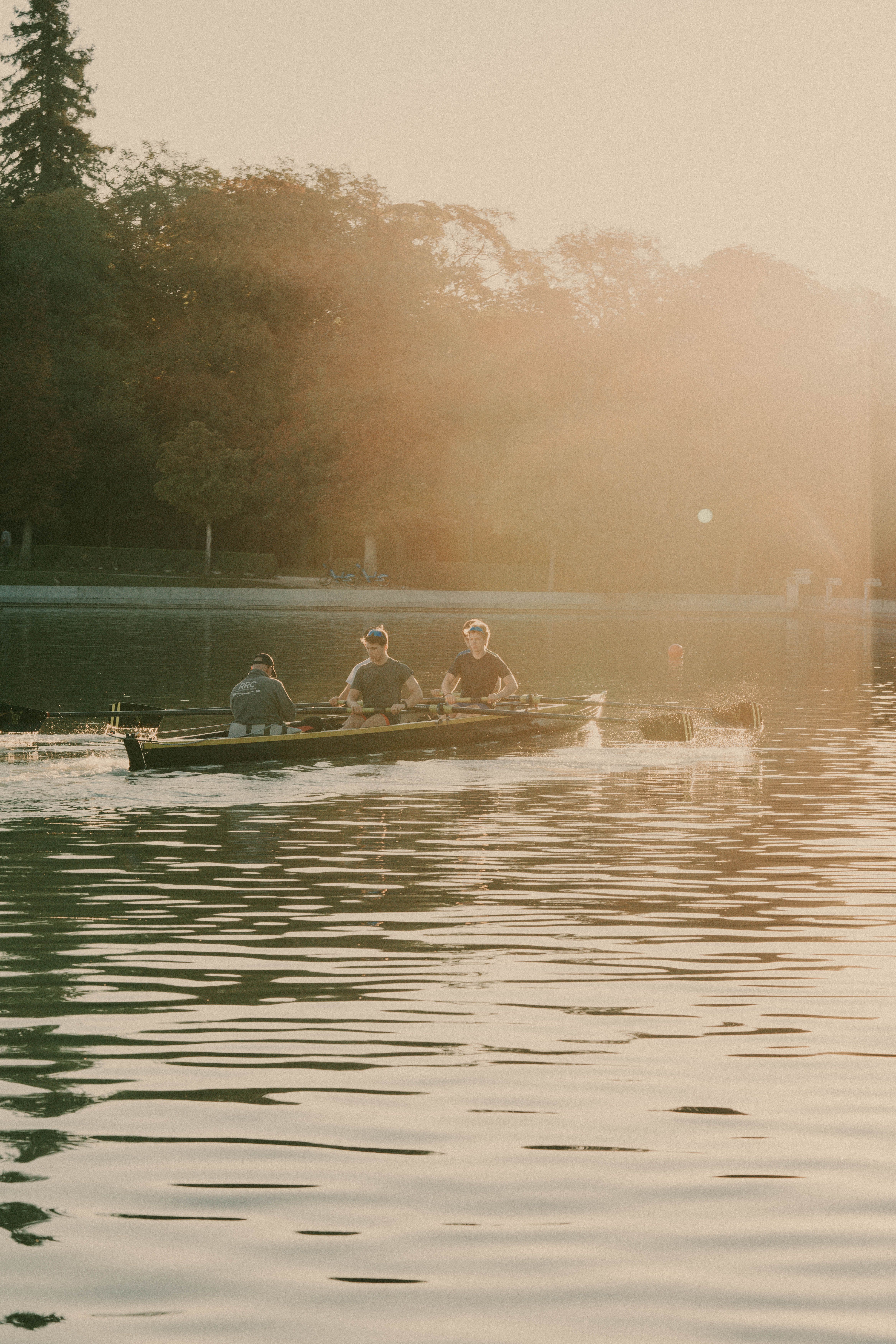Sunset Rowing on Tranquil Lake · Free Stock Photo