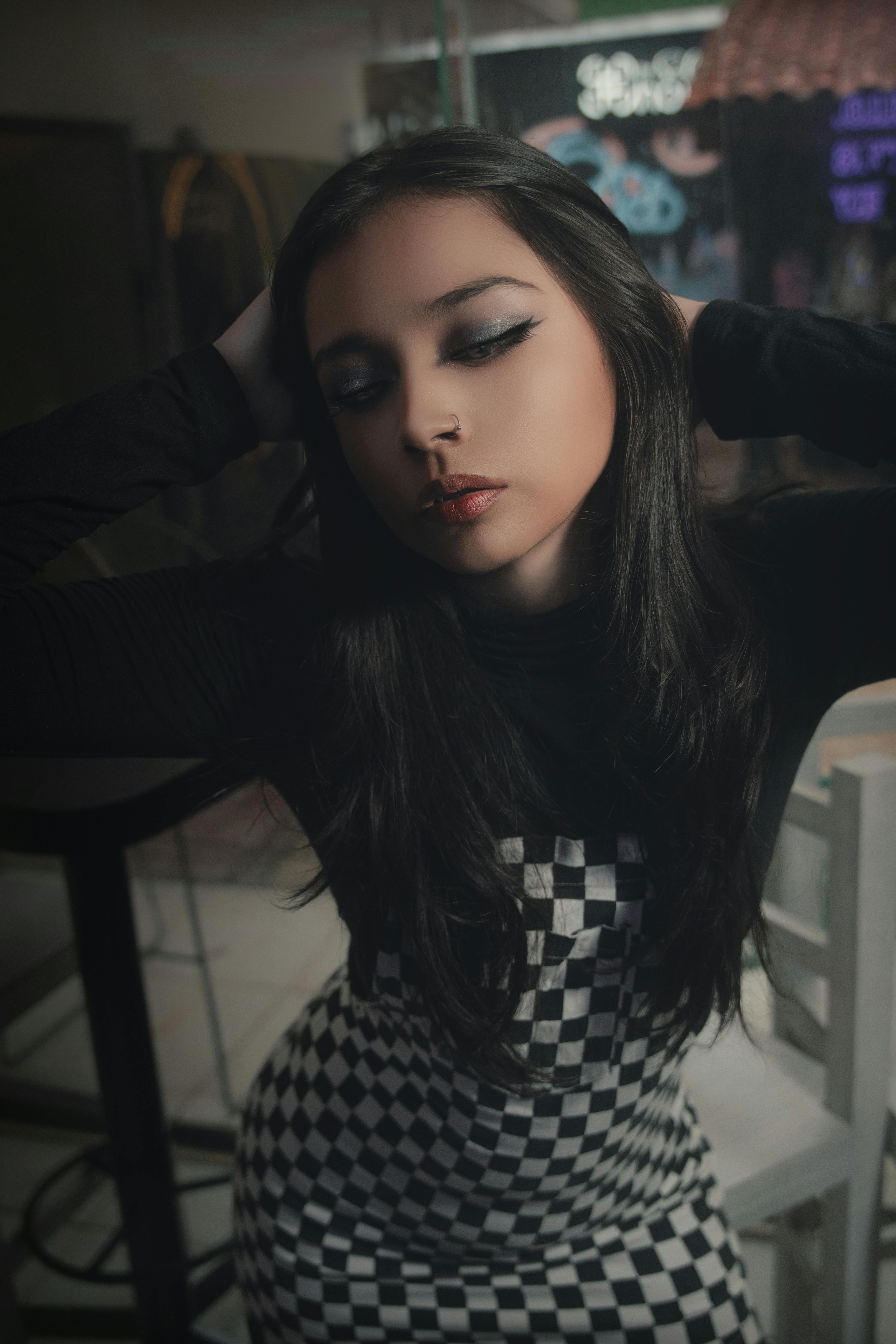 grátis Retrato Elegante De Mulher Em Vestido Xadrez Foto profissional