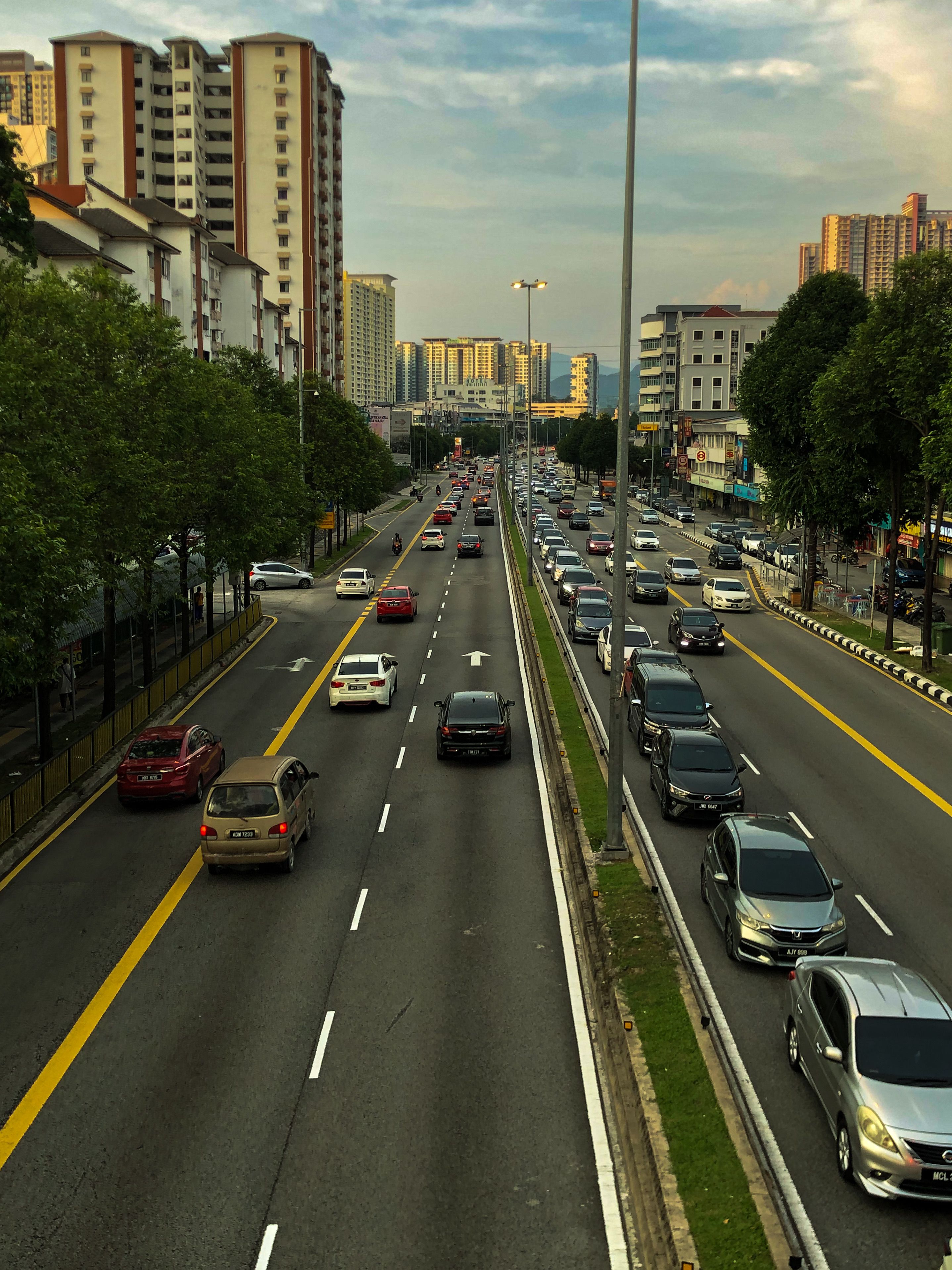 Jalan Raya Selangor Yang Ramai Saat Lalu Lintas Siang Hari · Foto Stok ...