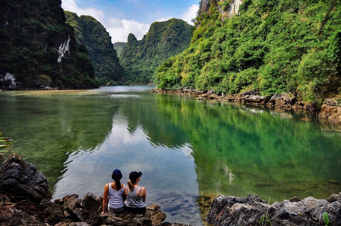 Foto De Mujeres Sentadas Cerca Del Lago