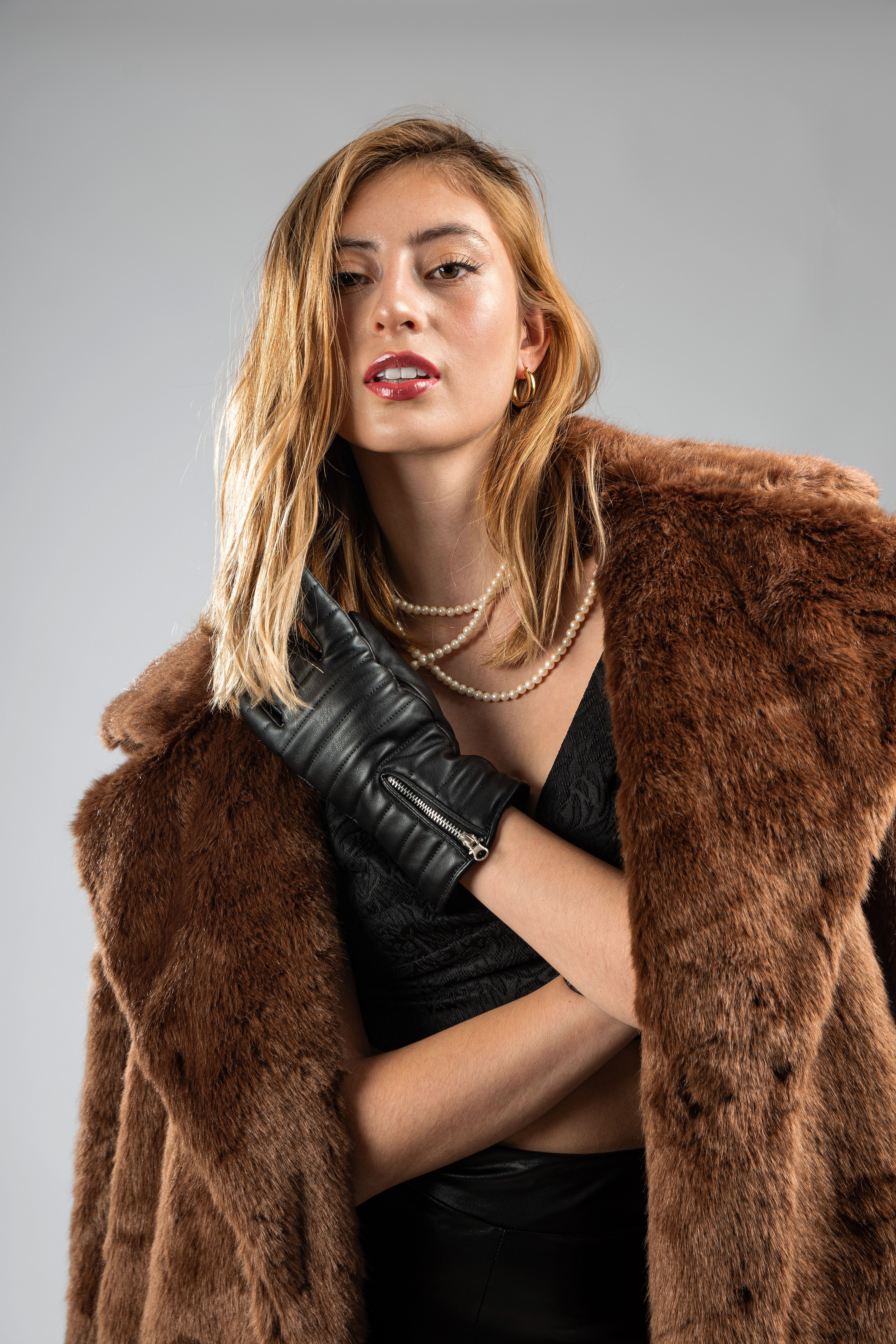 Mujer Elegante Con Abrigo De Piel Y Guantes Negros · Foto de stock gratuita