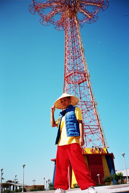 円錐形の帽子をかぶっている女性の写真