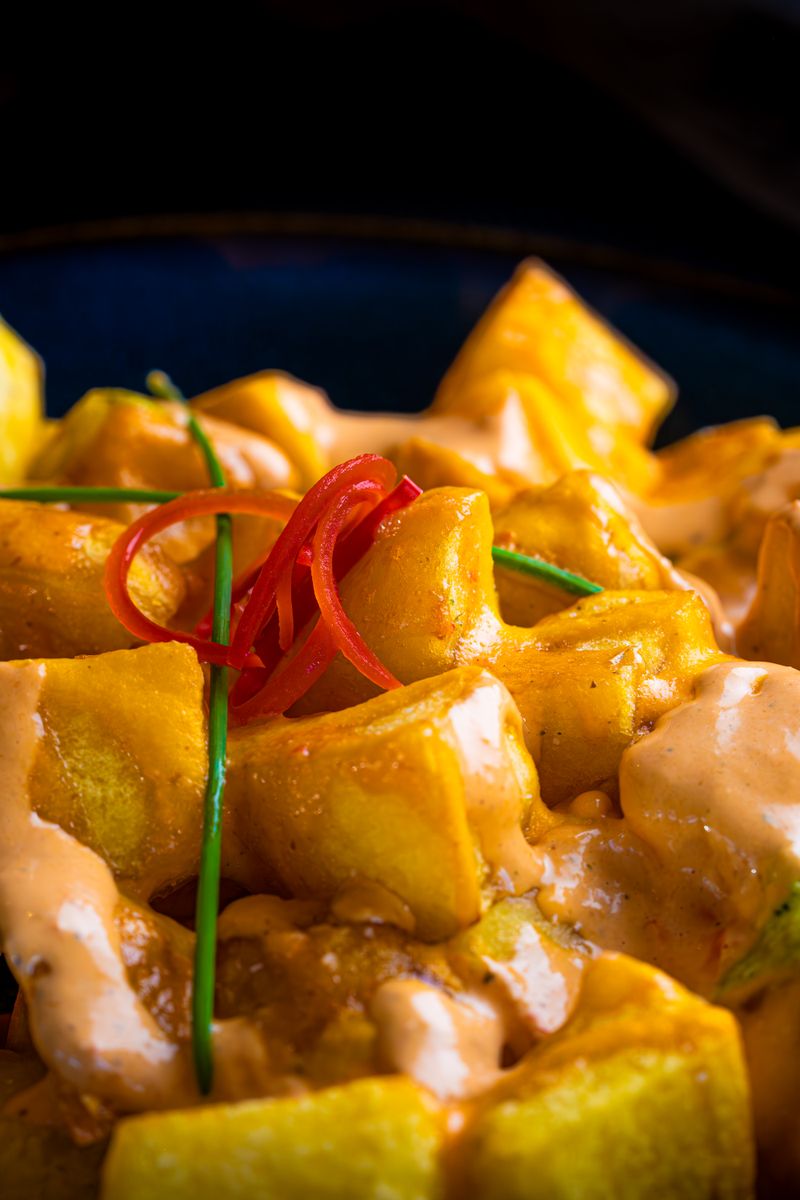 Patatas bravas con salsa picante