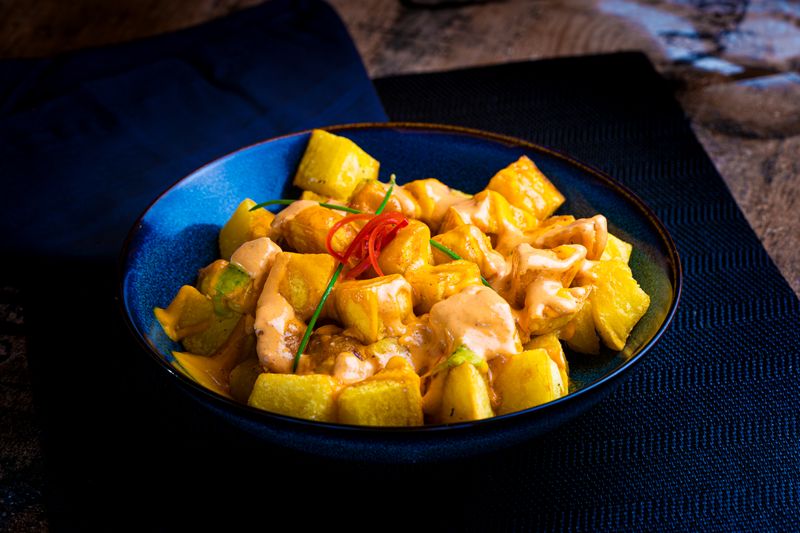 Patatas bravas con salsa picante