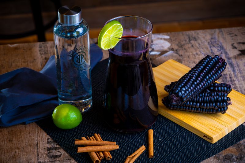 Jarra de chicha morada con limon, canela y maiz morado