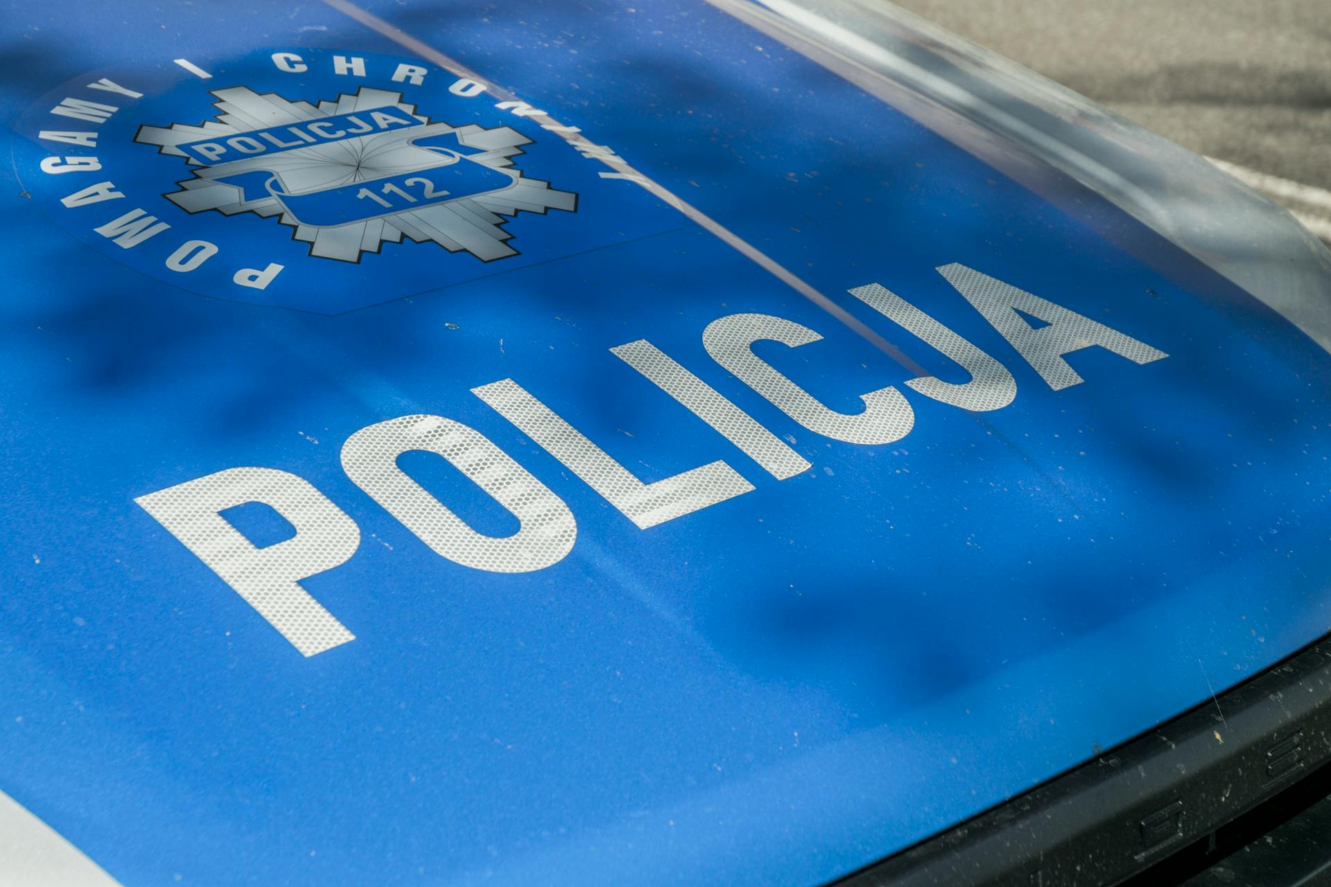 En gros plan de l'insigne du capot de la voiture de police polonaise