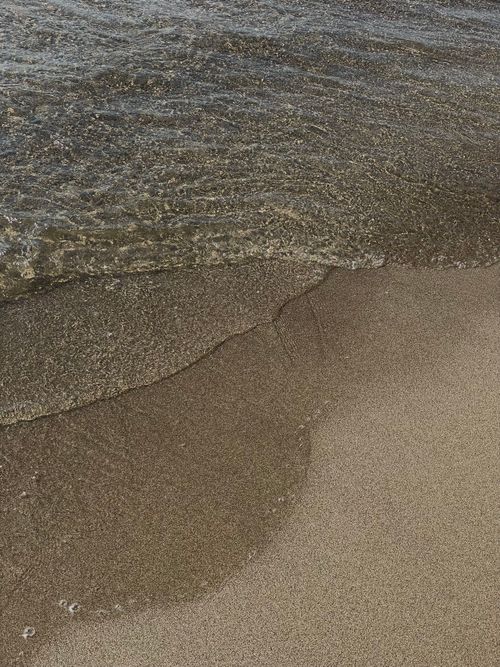 Free Close-up of gentle waves on a sandy beach in Antalya, Türkiye. Stock Photo