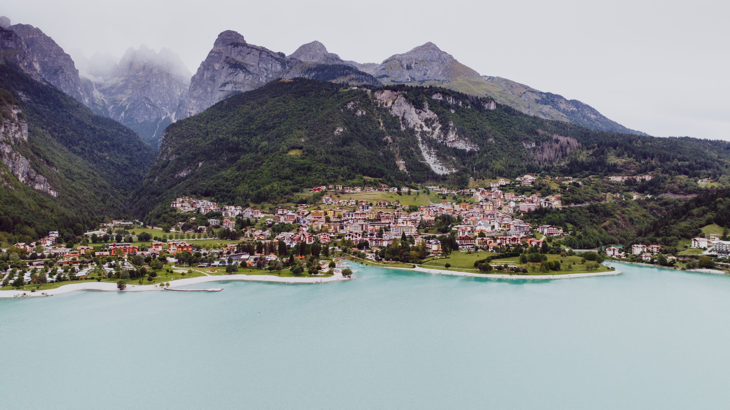 Il Lago di Molveno e le Dolomiti di Brenta in estate