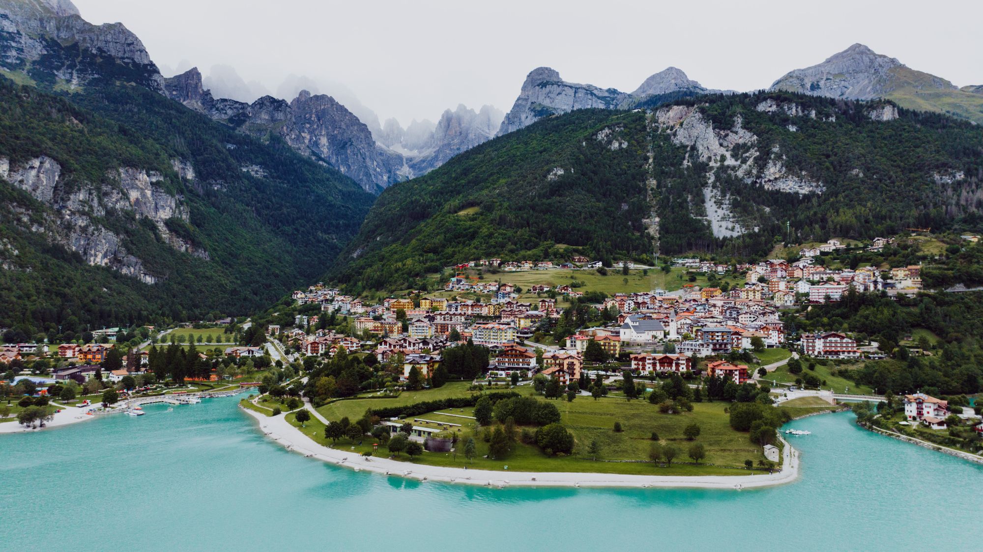 Molveno vista dall'alto con le cime delle Dolomiti di Brenta sullo sfondo