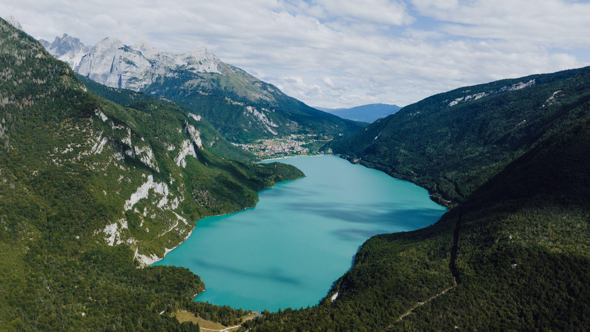 Veduta aerea del Lago di Molveno con l'acqua turchese fra le montagne