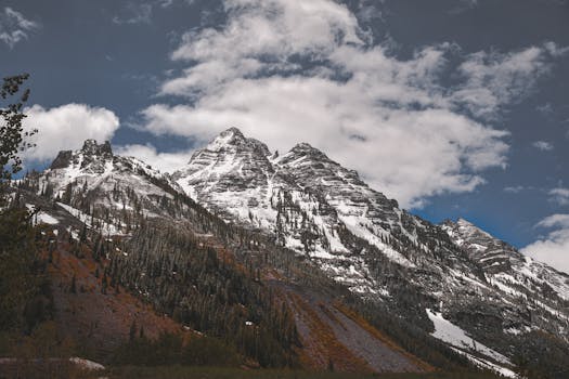 科罗拉多州丹佛市，多云天空下的雪山景色令人惊叹