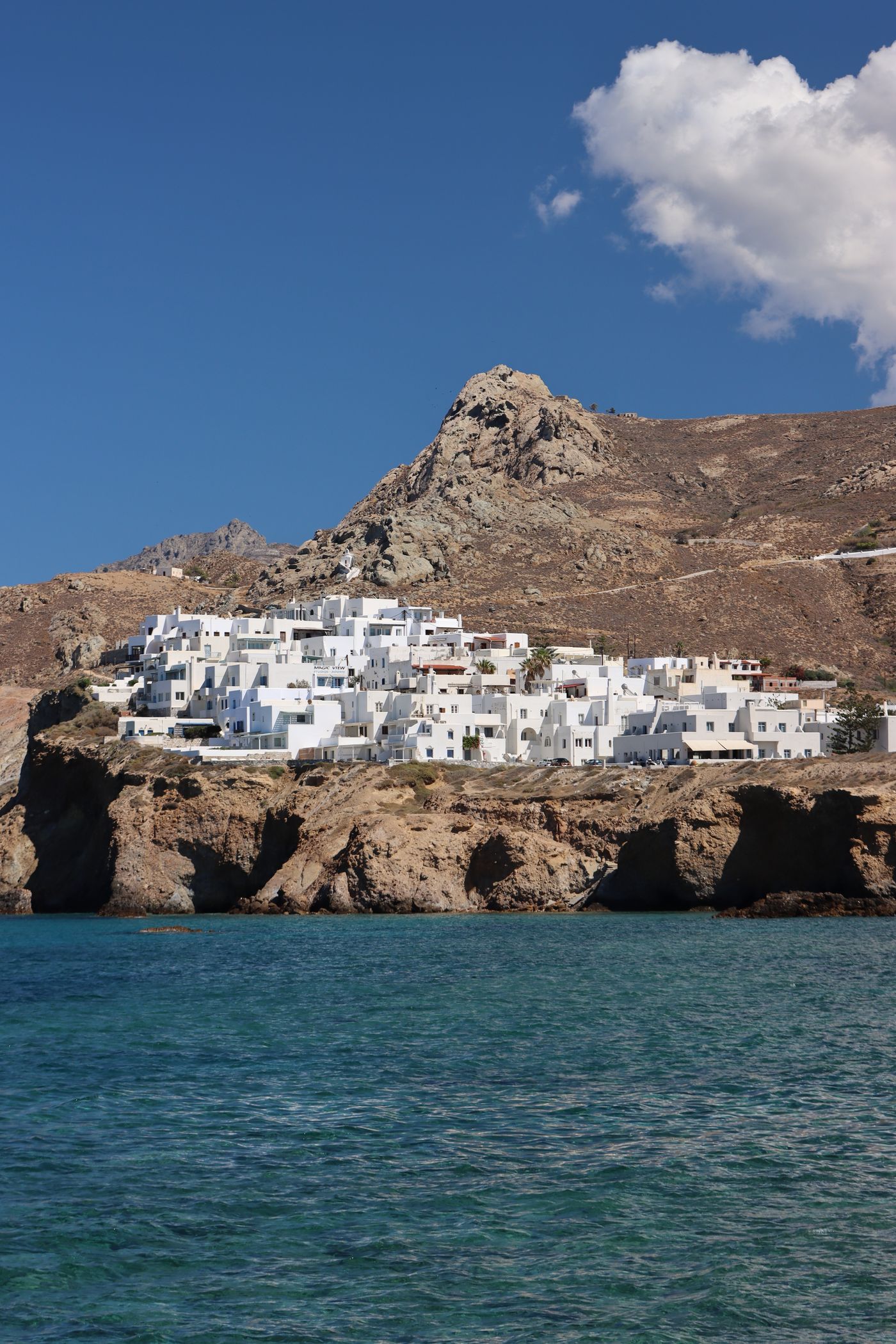 Naxos, maisons blanches sur la falaise
