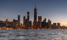 黄昏时分，芝加哥的天际线景色令人惊叹，城市灯光映照在密歇根湖上