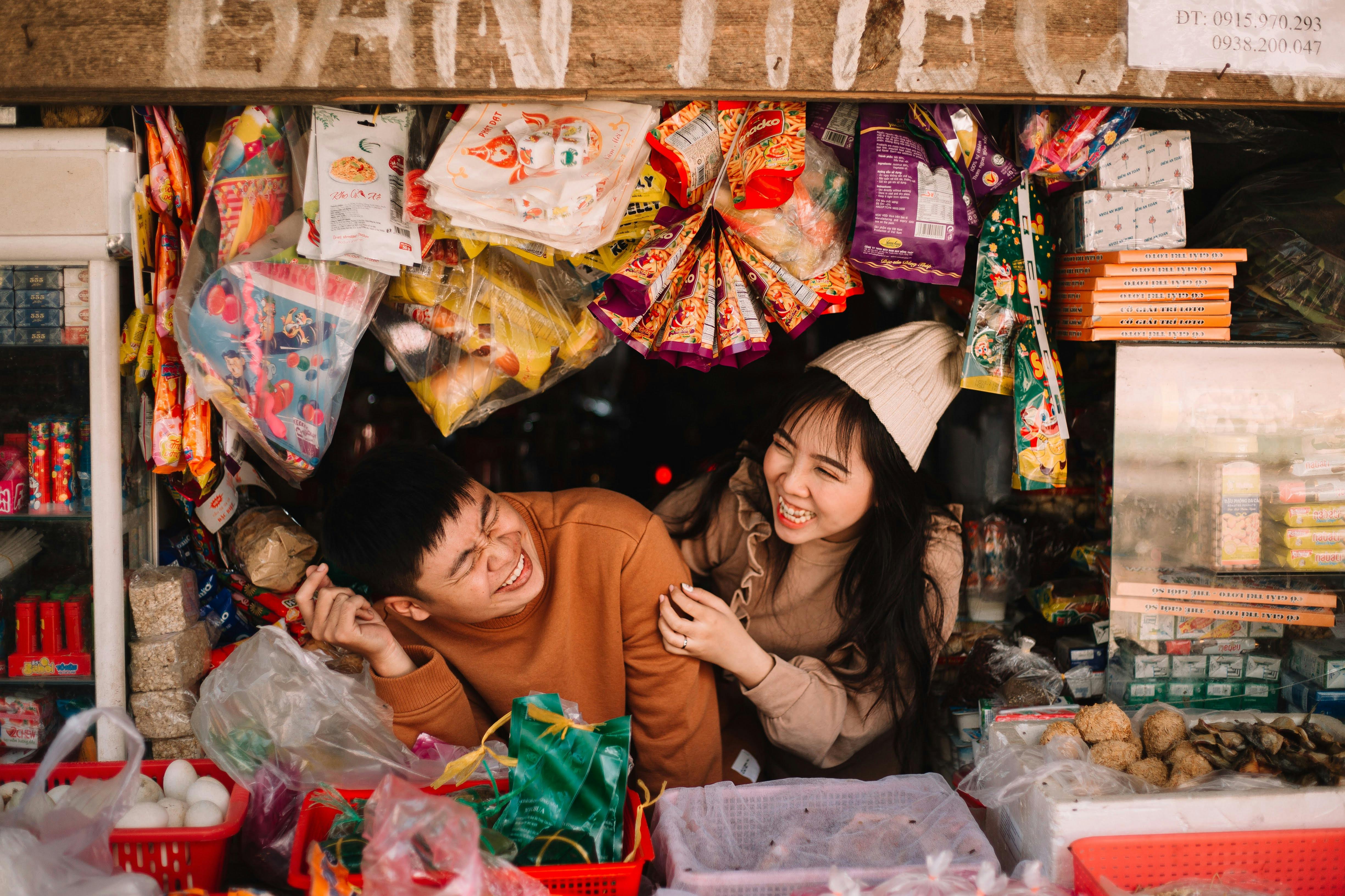 Traveler tracking expenses on mobile