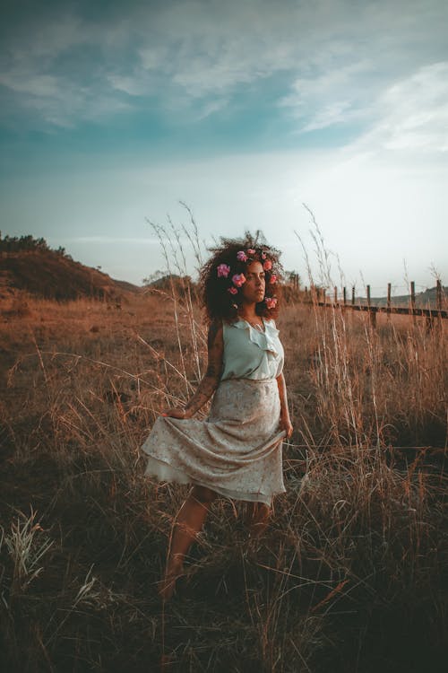 Foto De Mujer De Pie En El Campo