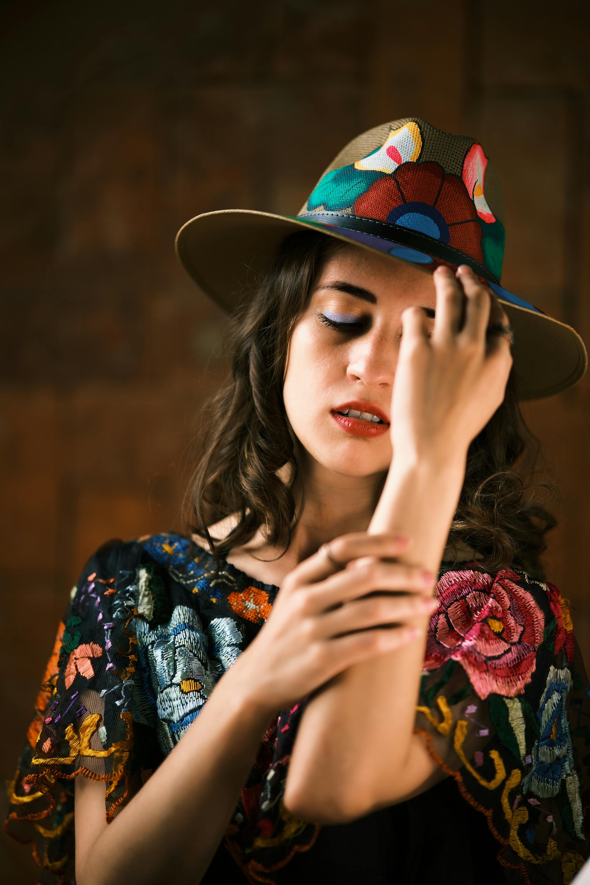 Gratis Ritratto Culturale Messicano Vibrante Con Cappello Ricamato Foto a disposizione