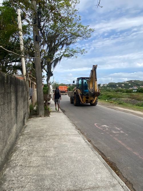 Free Construction in Motion: Tractors and Workers at the Site”  Stock Photo