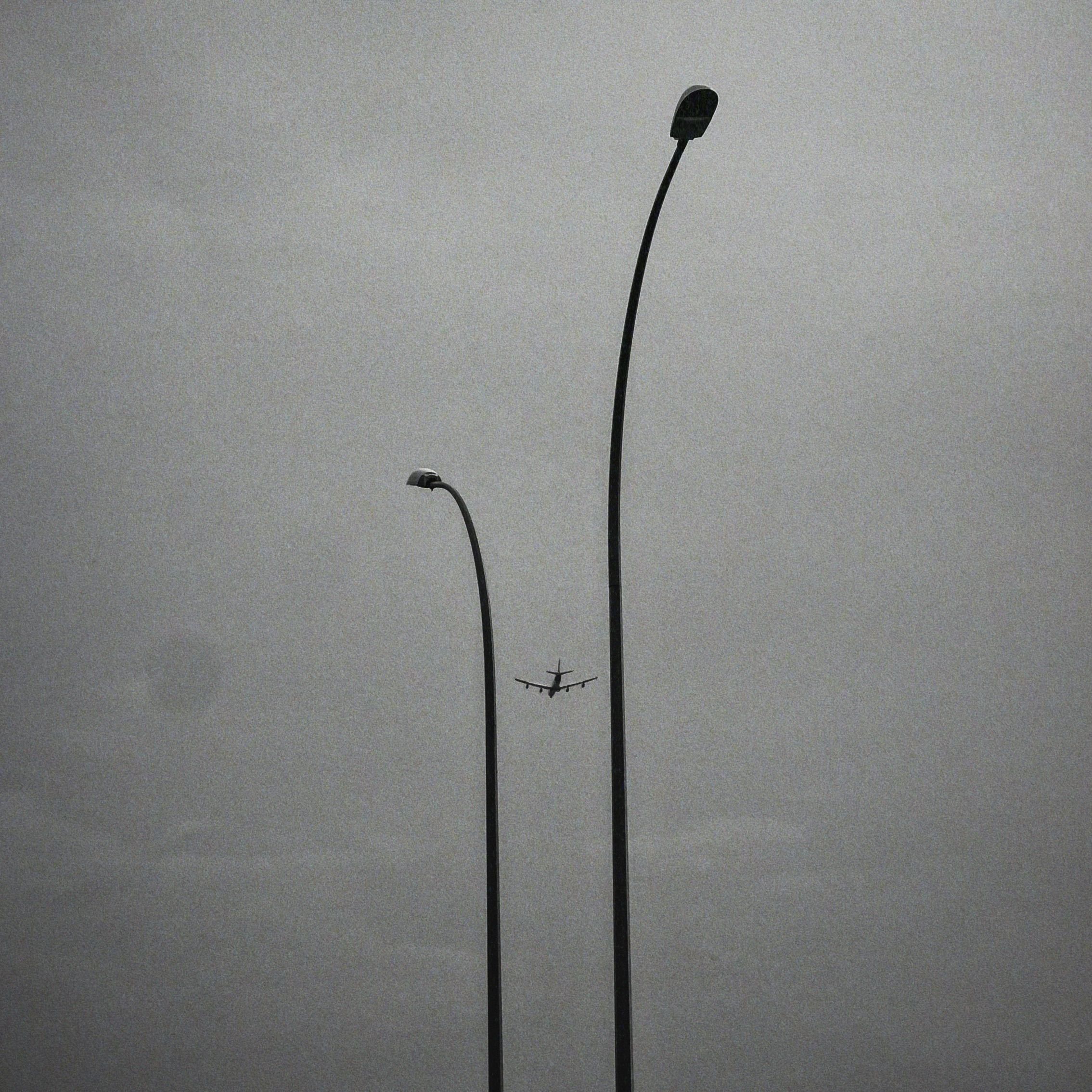 Gratis Minimalistisk Urban Skyline Med Fly Og Gatelys Arkivbilde